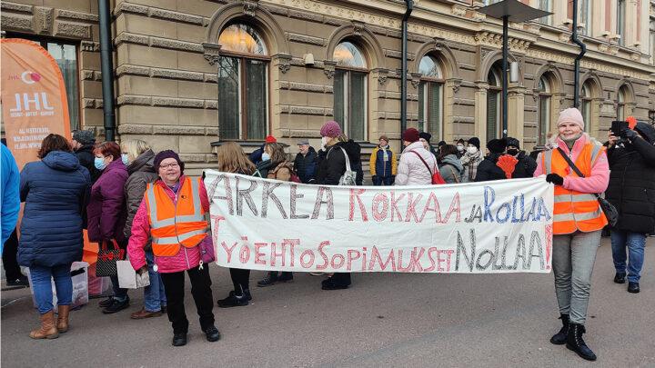 Arkean työntekijöitä mielenilmauksissa 2021.