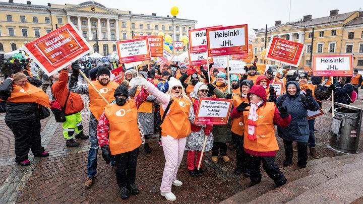 Palkkapäivä-mielenilmaus Senaatintorilla