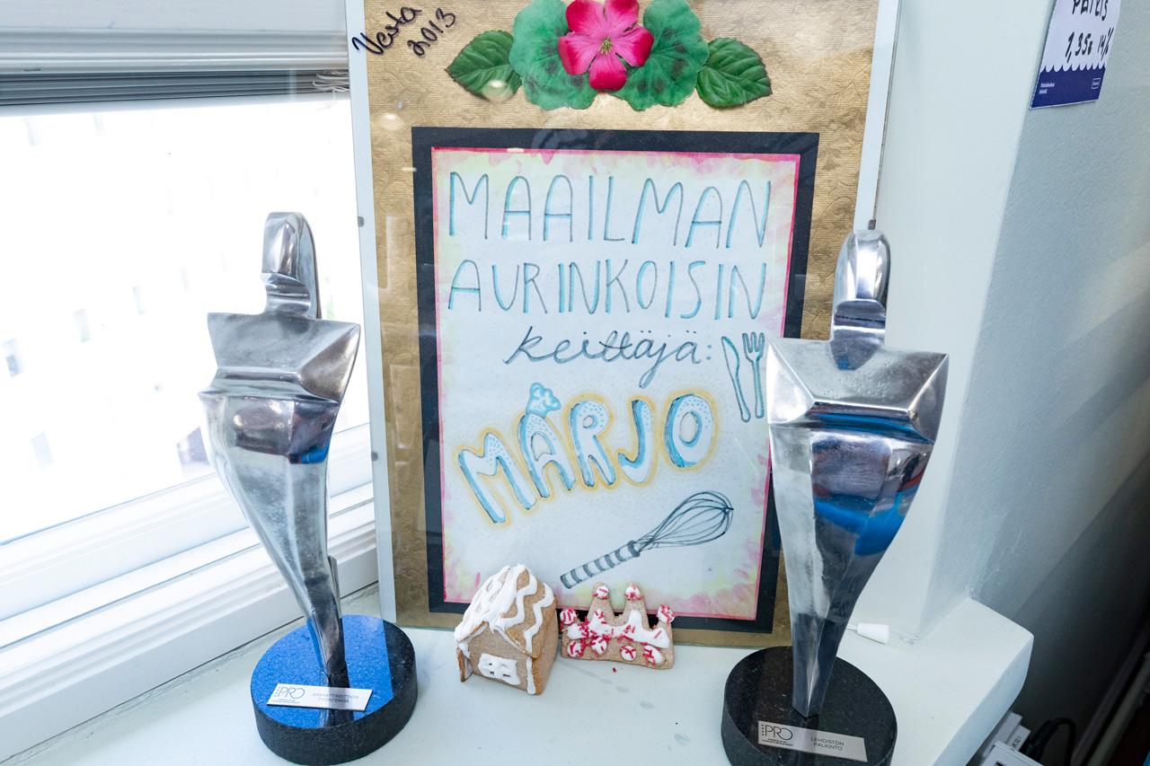 Kallion lukion kokki Marjo Niskasen saamia palkintoja kuvasarjassa.