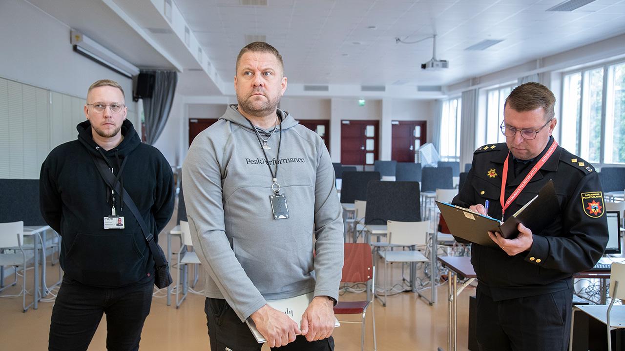 turvallisuusasiantuntija Timo Muukkonen javirkapukuinen palotarkastaja Mikko Laurén koululuokassa.