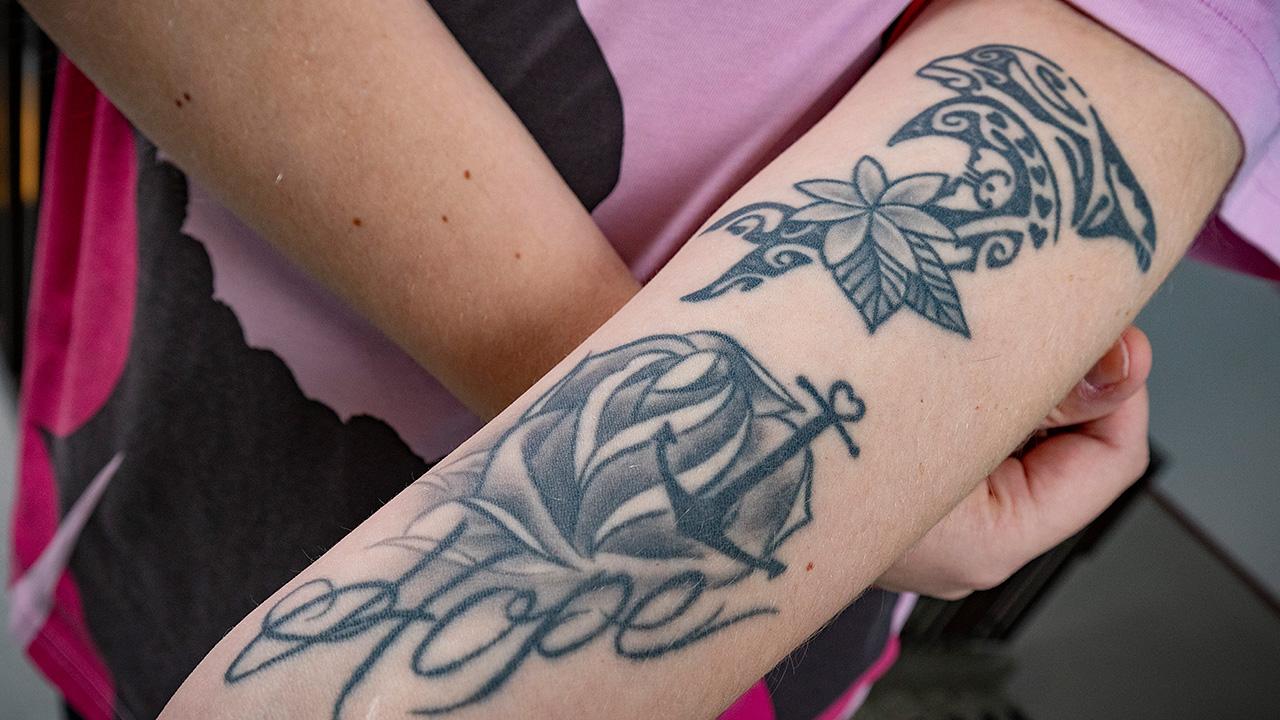 Nuoriso-ohjaaja, ammattiliittoaktiivi Lotta Kuismasen käsivarressa on tatuointi, jossa on ankkuri ja sana hope eli toivo.