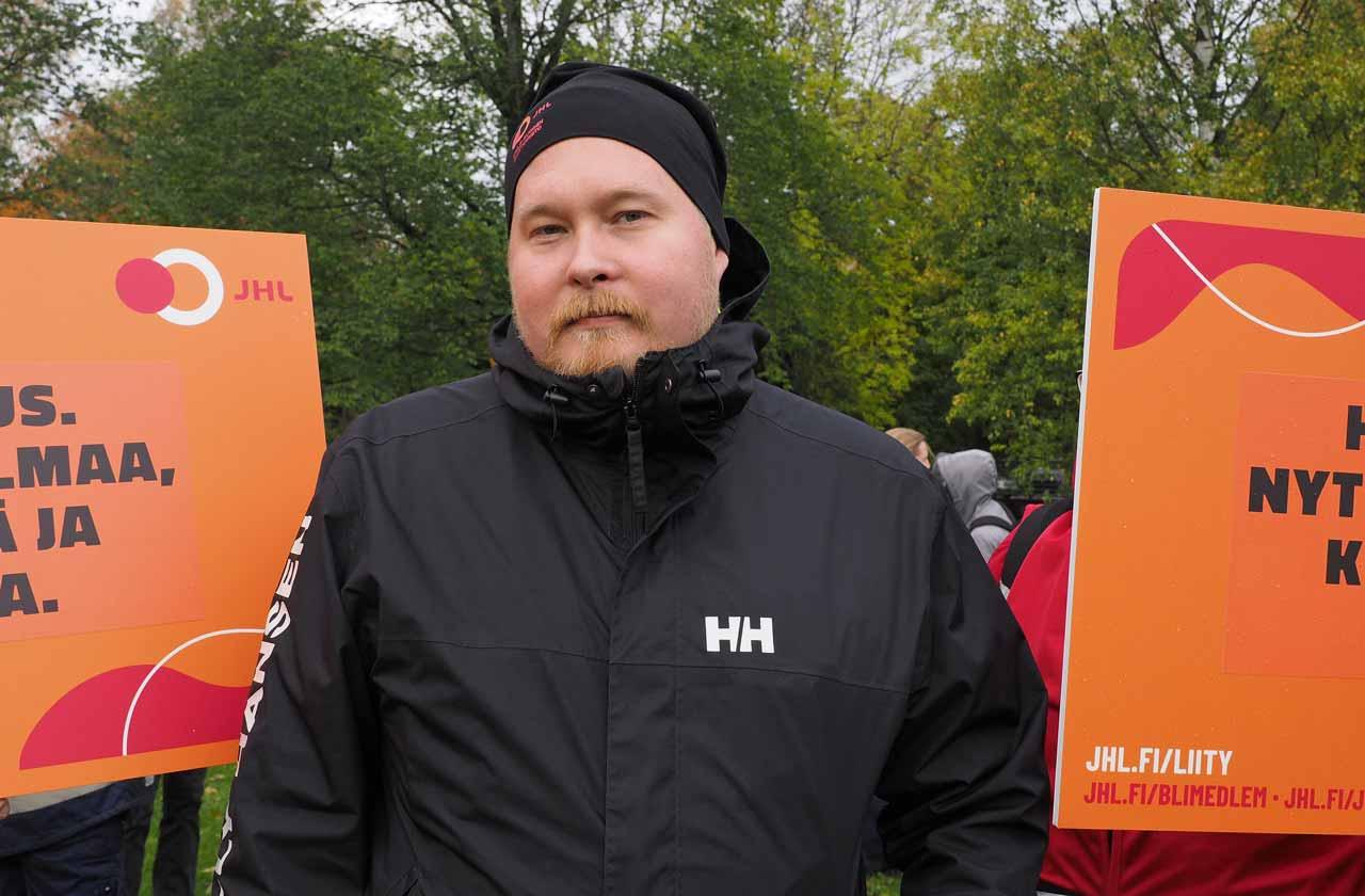 Jere Kahila, Helsingin kaupungin rakentajat ja korjaamotyöntekijät JHL ry:n puheenjohtaja, on järkyttynyt hallituksen leikkausaikeista.