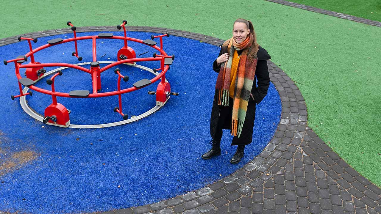 Sote-alan työharjoittelija Mari Komulainen katsoo kameraan leikkikentällä Kuopiossa.