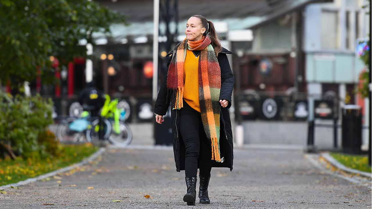 Sote-alan työharjoittelija Mari Komulainen kävelee leikkipuiston vieressä Kuopiossa.