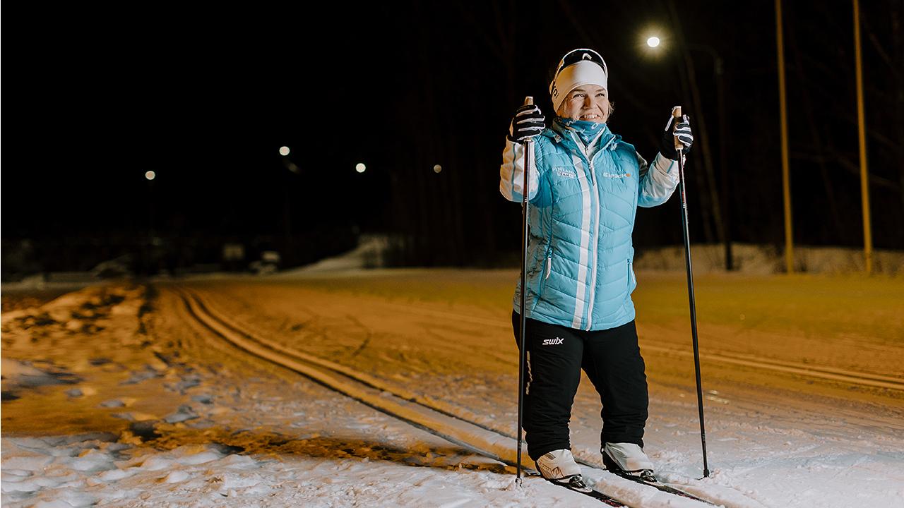 Koulunkäynninohjaaja, Finlandia-hiihtäjä Maria Sipari hiihtää ladulla.