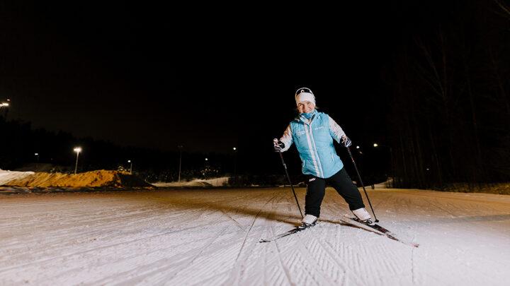 Koulunkäynninohjaaja, Finlandia-hiihtäjä Maria Sipari hiihtää ladulla.