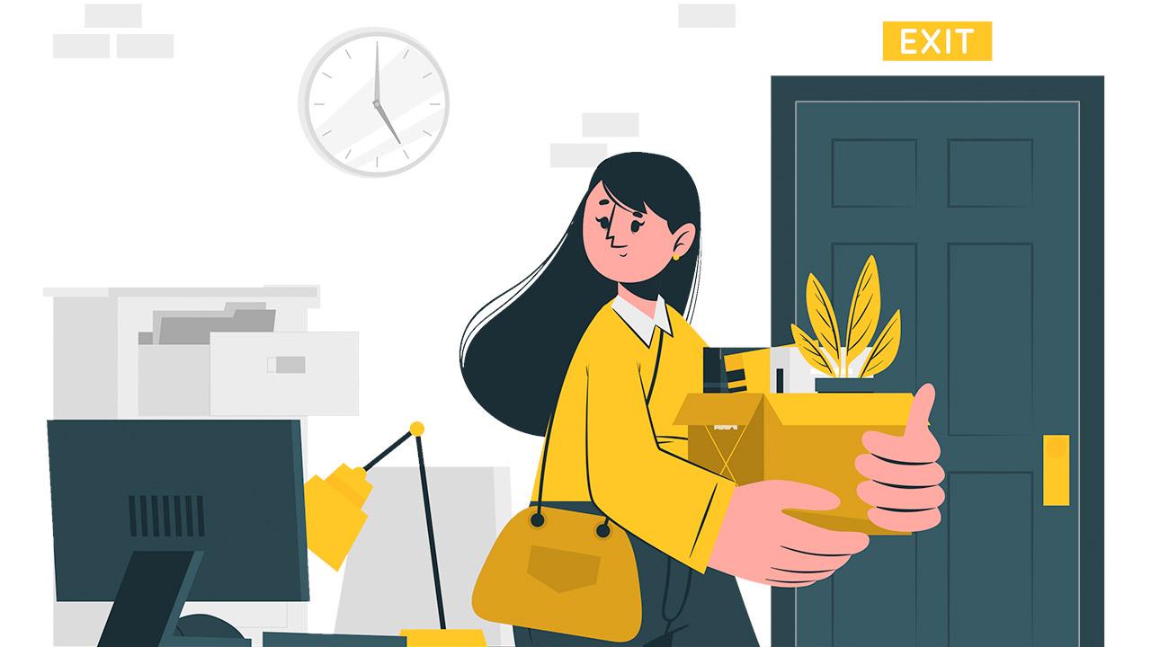 Tecknad bild på person i gul tröja som lämnar sin arbetsplats bärande en låda och en krukväxt.