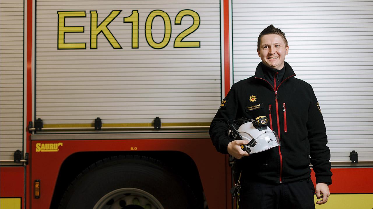Palopäällikkö Kalle Lantta seisoo paloauton edessä Lappeenrannan pelastusasemalla.