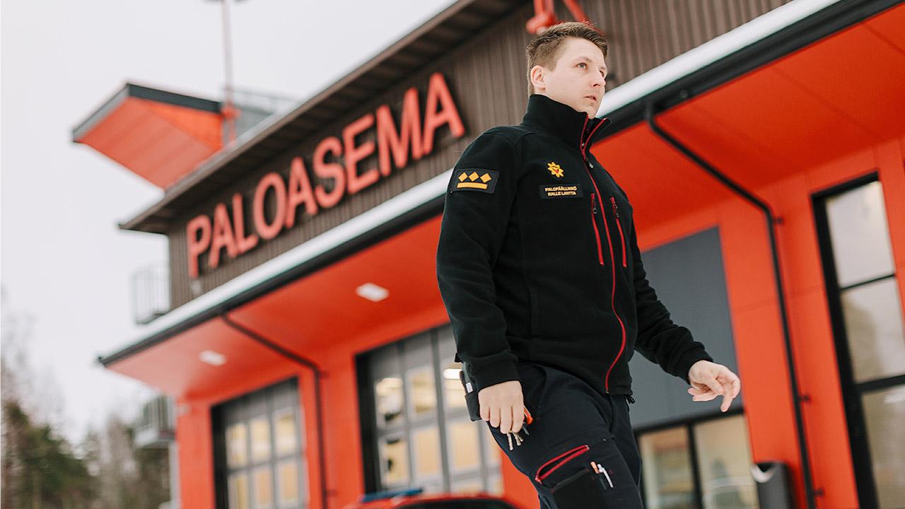 Palopäällikkö Kalle Lantta seisoo pihalla Lappeenrannan pelastusasemalla.