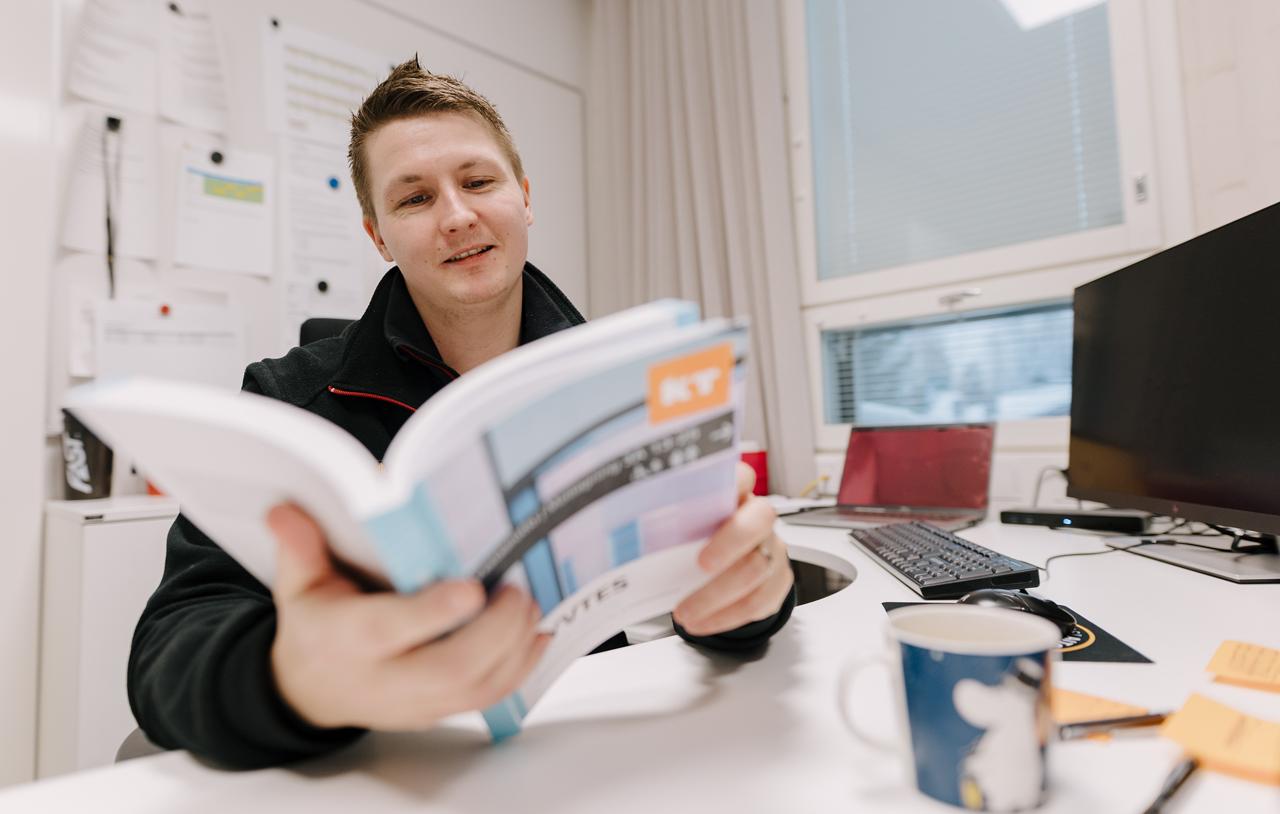 Palopäällikkö Kalle Lantta lukee pelastajien työehtoospimusta Lappeenrannan pelastusasemalla.