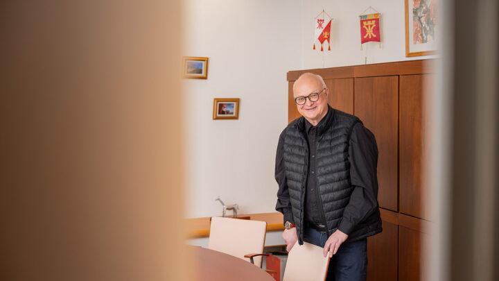 JHL:n puheenjohtaja Håkan Ekström seisoo työhuoneessaan.