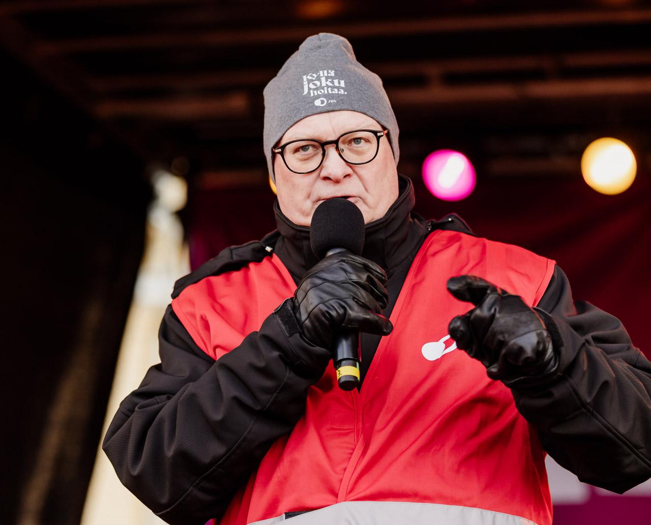 JHL:n puheenjohtaja Håkan Ekström puhuu mielenosoituksessa Helsingin Senaatintorilla.