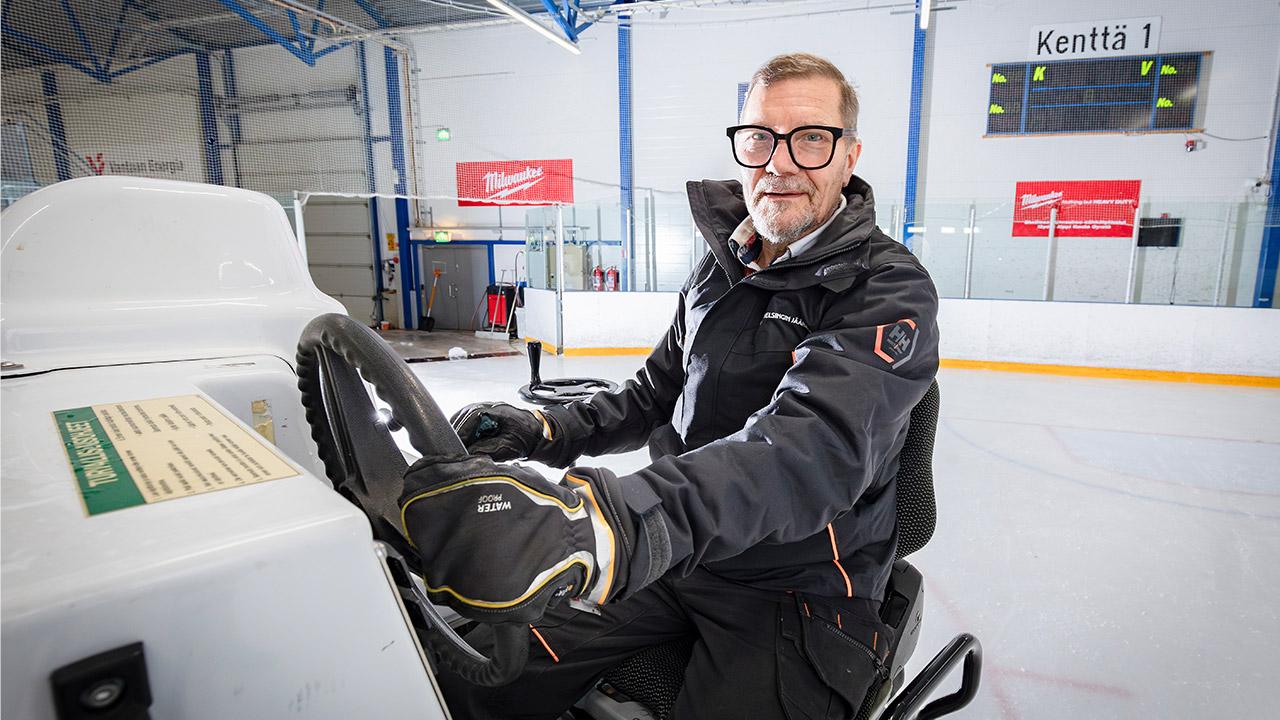 Jääkoneenkuljettaja Jari-Pekka Karvinen ajaa jääkonetta Malmin jäähallilla.