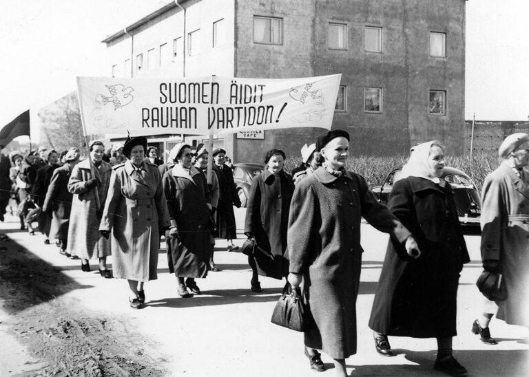 Pietarsaaren Demokraattiset Pioneerit vappumarssilla Kokkolassa 1955.