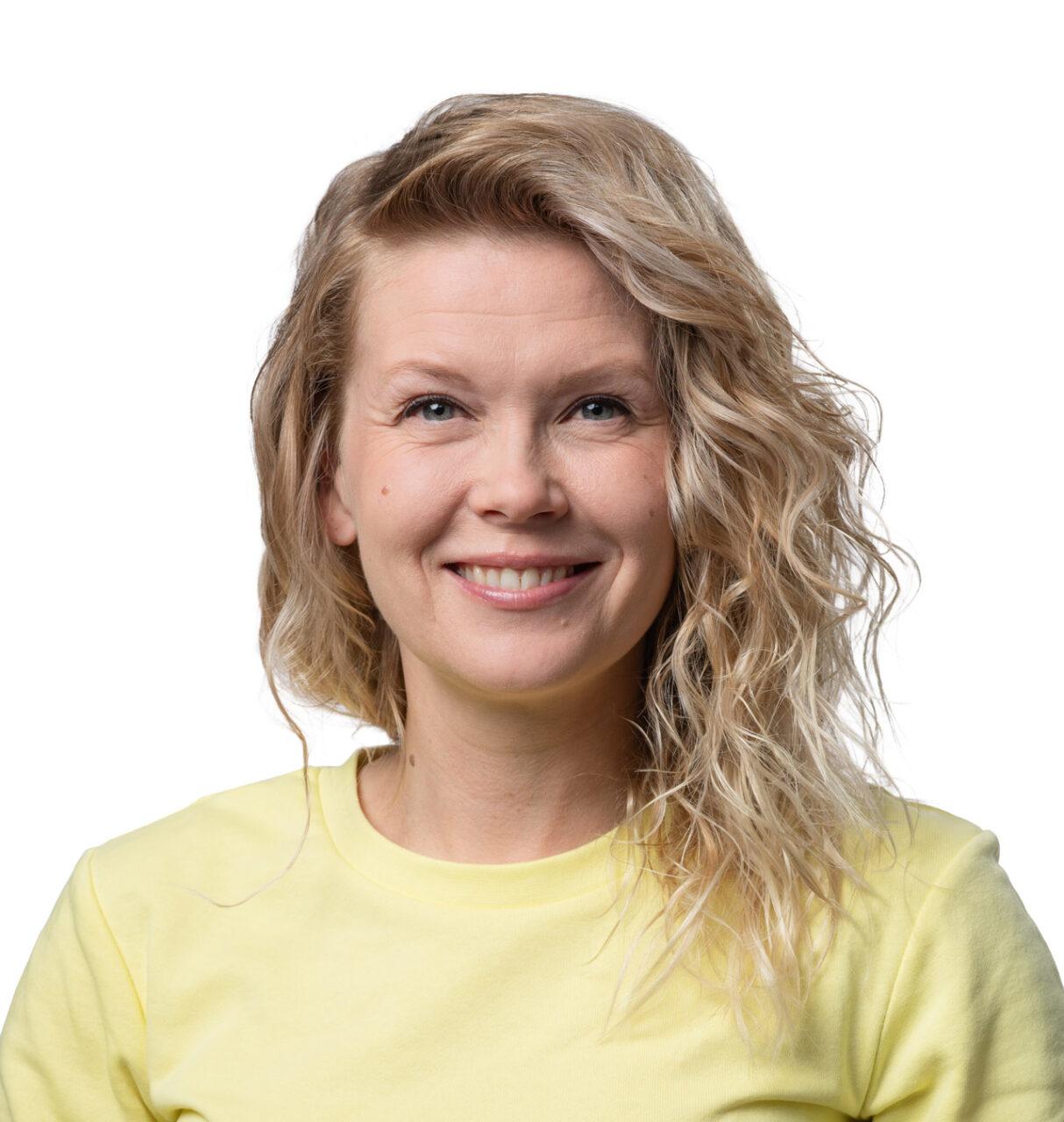 Eurovaaliehdokas Tiina Kyllönen katsoo kameraan.