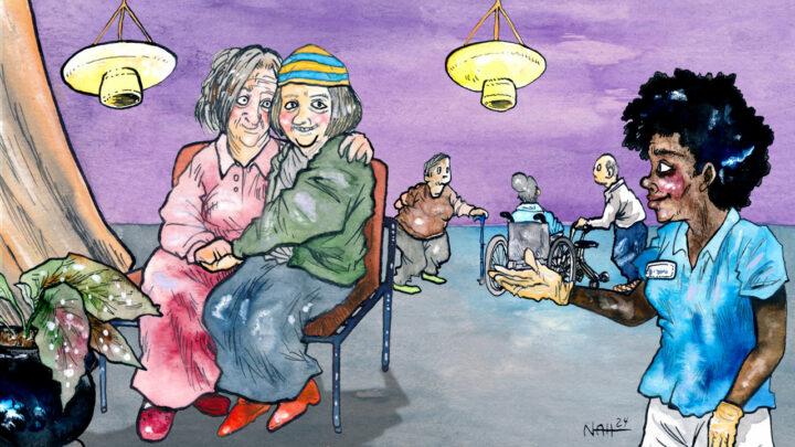 Naispari istuu vanhustentalossa keinutuolissa ja hoitaja juttelee heidän kanssaan.