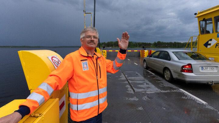 Lossikuski Manne Mourujärvi vilkuttaa Räisälän lossin kannella.