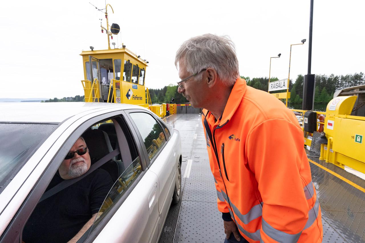 Lossikuski Manne Mourujärvi keskustelee autossa olevan asiakkaan kanssa.