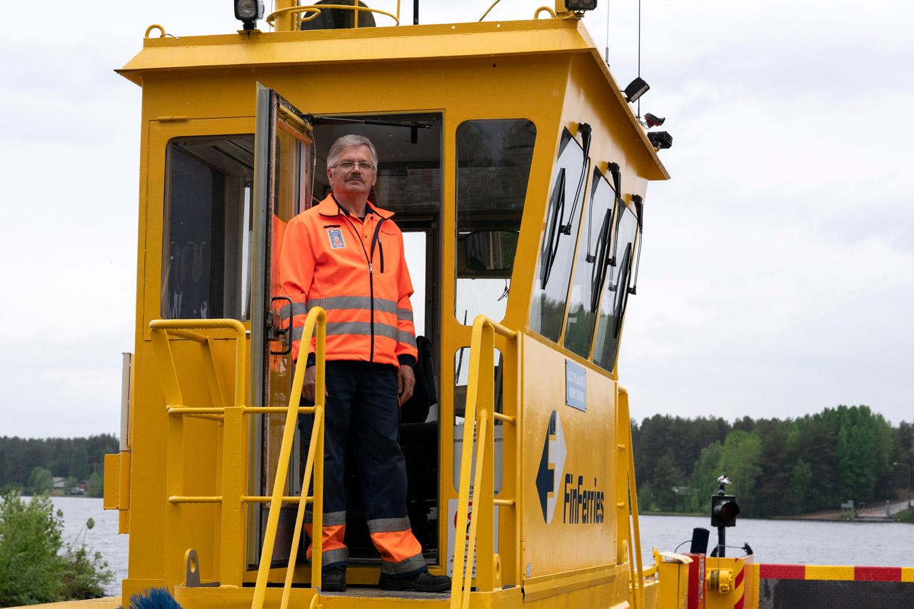 Lossikuski Manne Mourujärvi seisoo Räisälän lossin ohjaamon ovella.