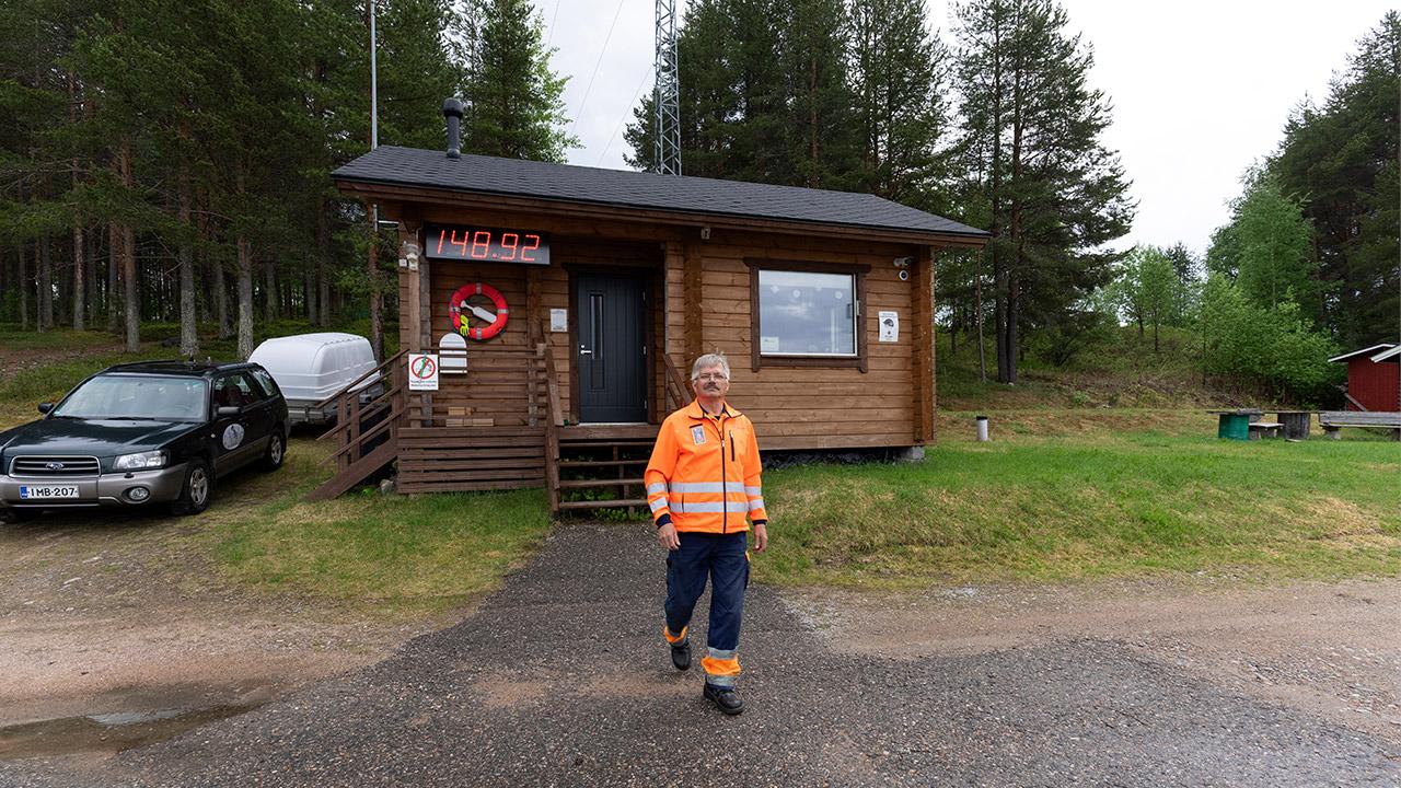 Lossikuski Manne Mourujärvi kävelee Räisälän lossin taukotuvan pihalla.