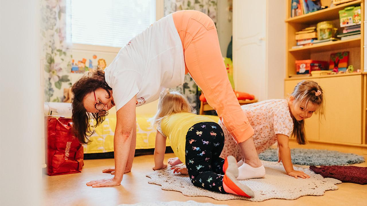 Perhepäivähoitaja Päivi Kalajainen leikkii lasten kanssa.