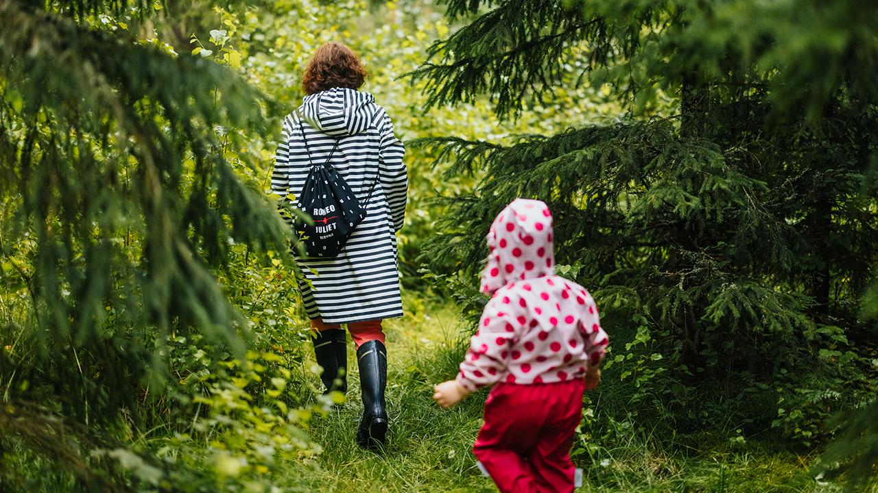 Perhepäivähoitaja Päivi Kalajainen kävelee lasten kanssa metsässä.