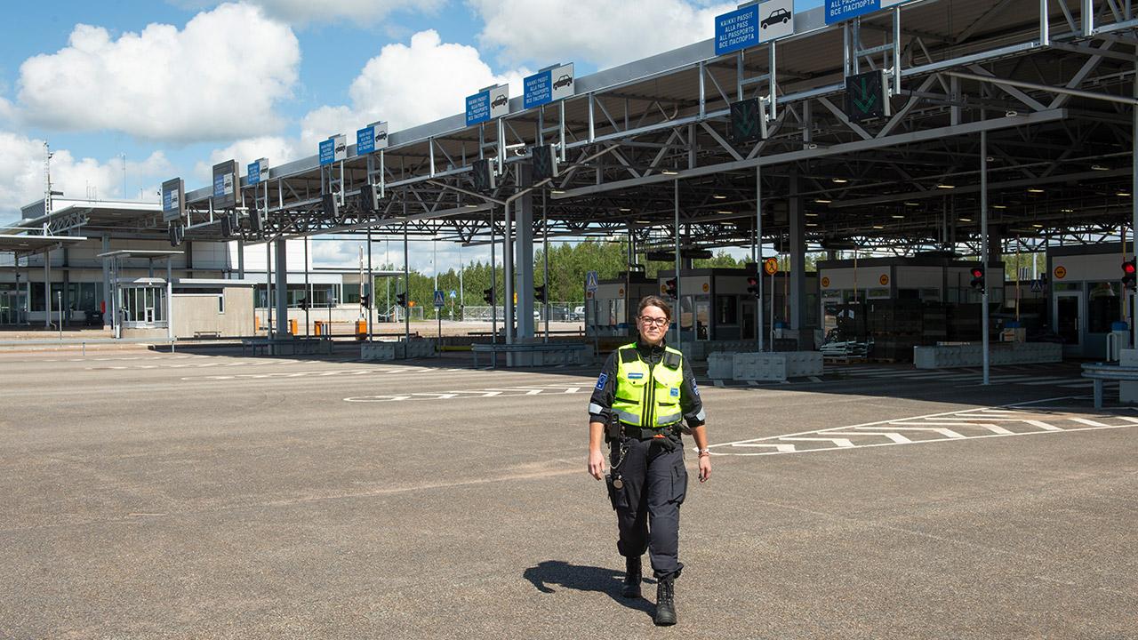 Tullitarkastaja Sanna Metsämuuronen kävelee Vaalimaan raja-asemalla.