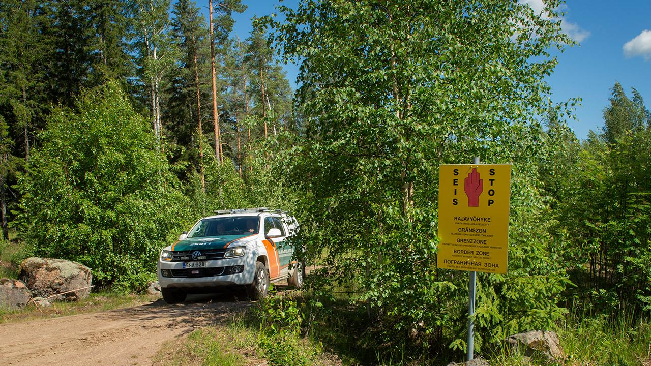 Rajavartioston auto palaa maarajalta takaisin rajavartiostoon metsässä itärajalla.