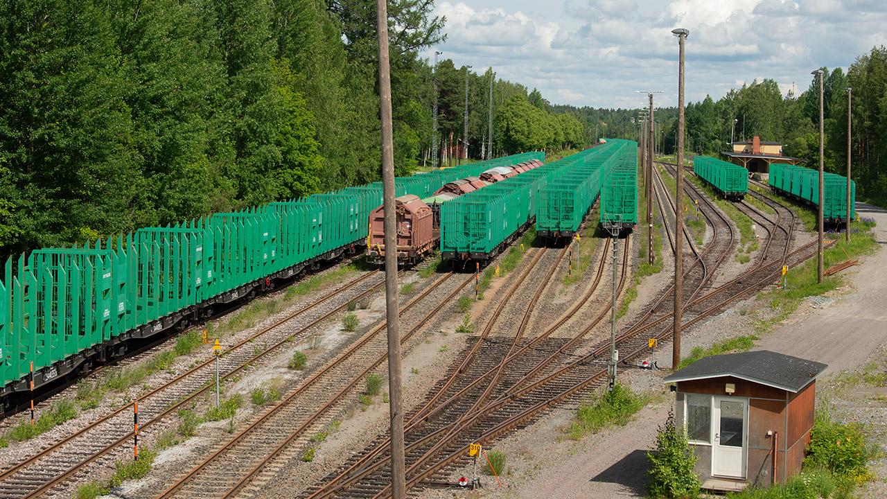 Tyhjiä tavarajunavaunuja rautatiekiskoilla itärajalla.