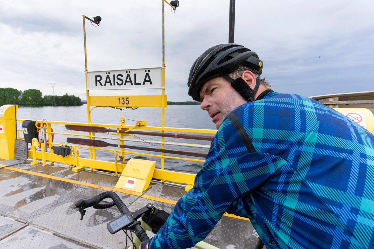 Sipoolainen Petteri Saari pyöräilee Kemijärvellä lossilaiturille.