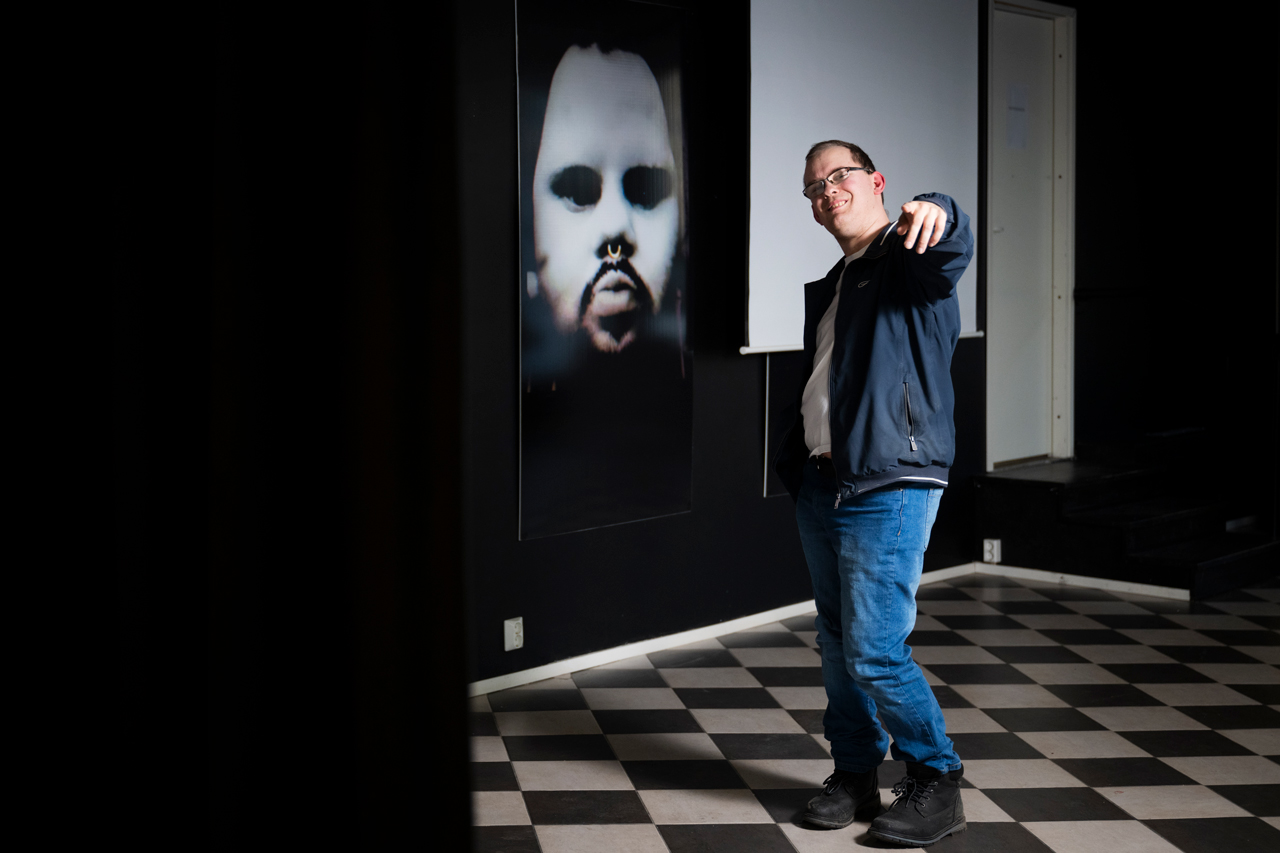Rap-artisti Mika Leminen katsoo kameraan Pertin valinta -liikkeessä Helsingissä.