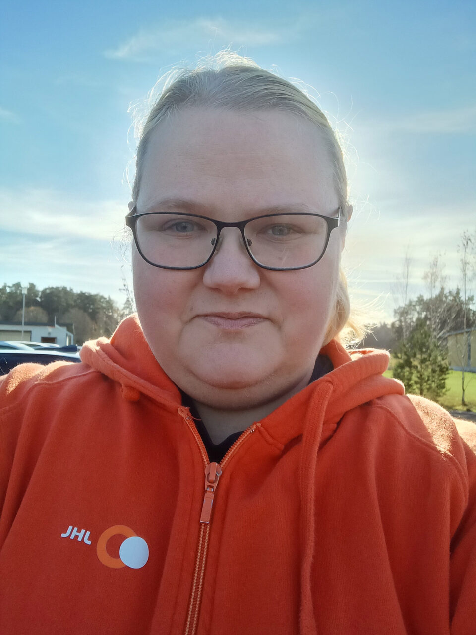 Heidi Rajakangas oranssissa JHL-paidassa.