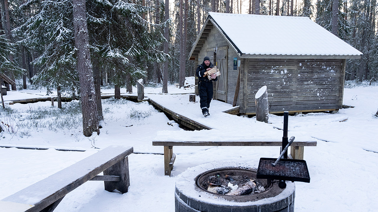 Kenttämestari Vesa-Matti Hillberg tekee töitä keskellä lumista maisemaa.