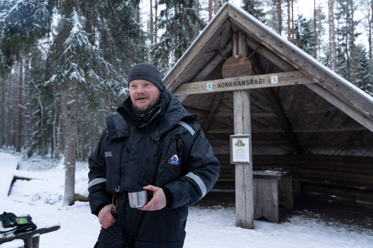 Kenttämestari Vesa-Matti Hillberg tekee töitä keskellä lumista maisemaa.