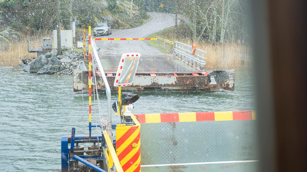 Lossi ajamassa laituriin Turun saaristossa