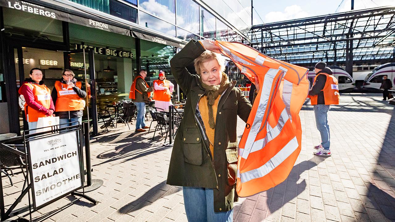 Lähiliikenteen konduktöörit seisovat Helsingin rautatieasemalla lakkopäivän aamuna toukokuussa 2025.