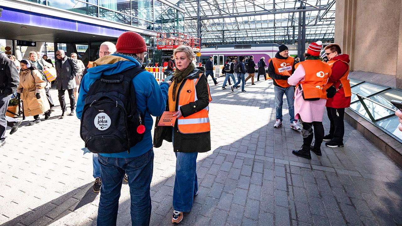 Lähiliikenteen konduktöörit seisovat Helsingin rautatieasemalla konduktöörien lakkopäivänä toukokuussa 2025.