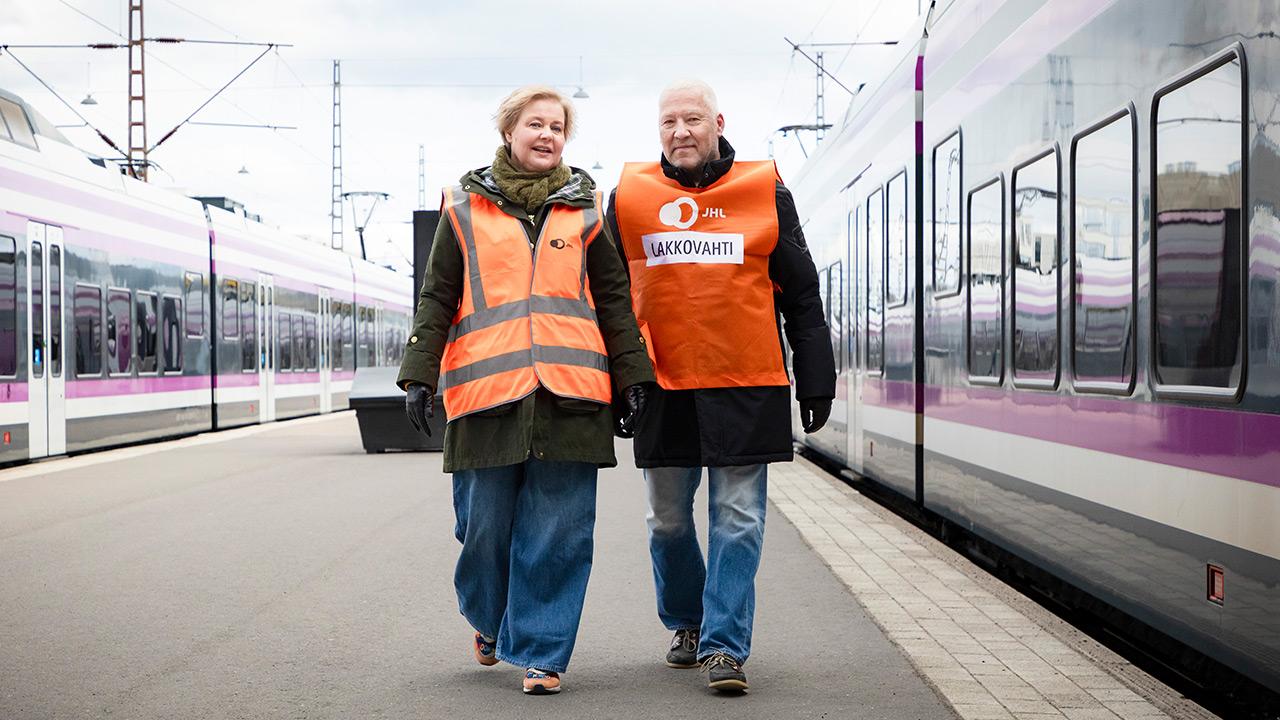 Lähiliikenteen konduktöörit seisovat Helsingin rautatieasemalla lakkopäivän aamuna toukokuussa 2025.