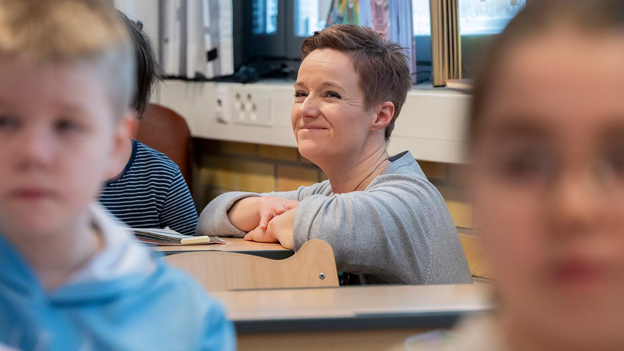 Koulunkäynninohjaaja Sanna Riikonen luokassaan.