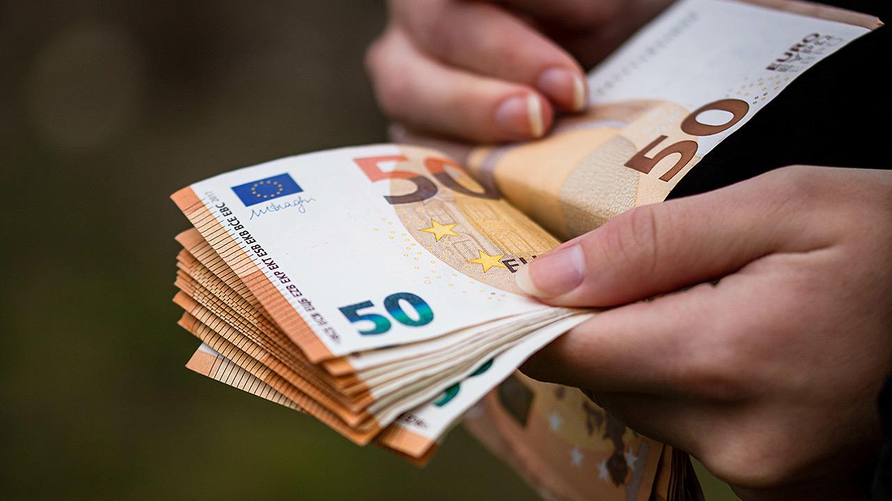 Aloitteen tekijä ehdottaa, että kokouspalkkiot ja muut korvaukset on puolitettava.