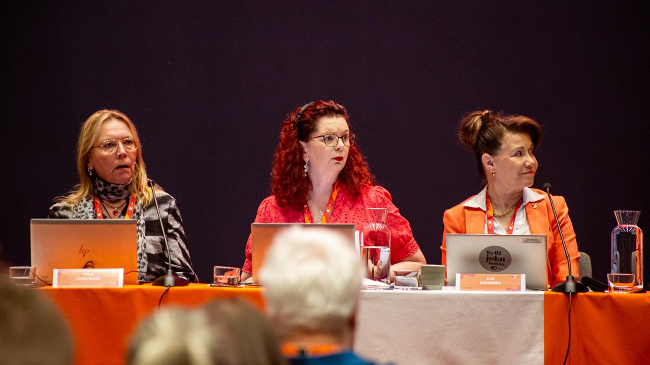Edustajistossa puhetta johtivat Tiina Liimatainen (vas.), Satu Rantanen ja Eija Paananen.
