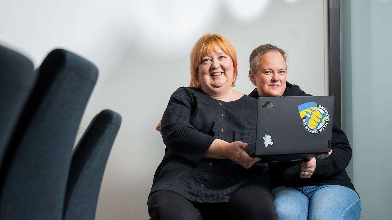 Jaana Kaipiainen ja Noora Enberg työpaikallaan