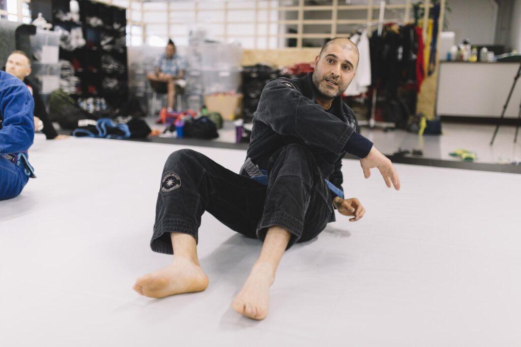 Saeid Nuri värmer upp sig inför träningen i brasiliansk jiujitsu.