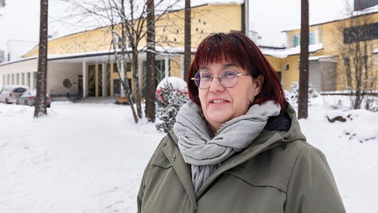 Pääluottamusedustaja Katja Juuti kävelee koulun edustalla lumisessa Kirkkonummessa.