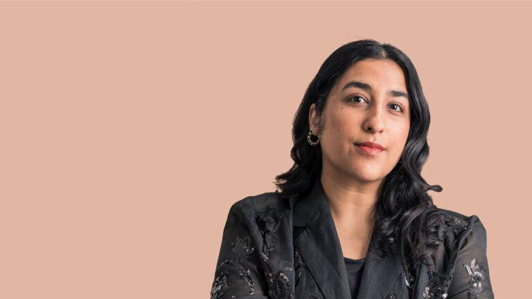 Naisasialiitto Unionin puheenjohtaja Amani Al-Mehsen katsoo kameraan.