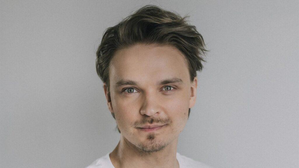 Roope Salminen katsoo kameraan.