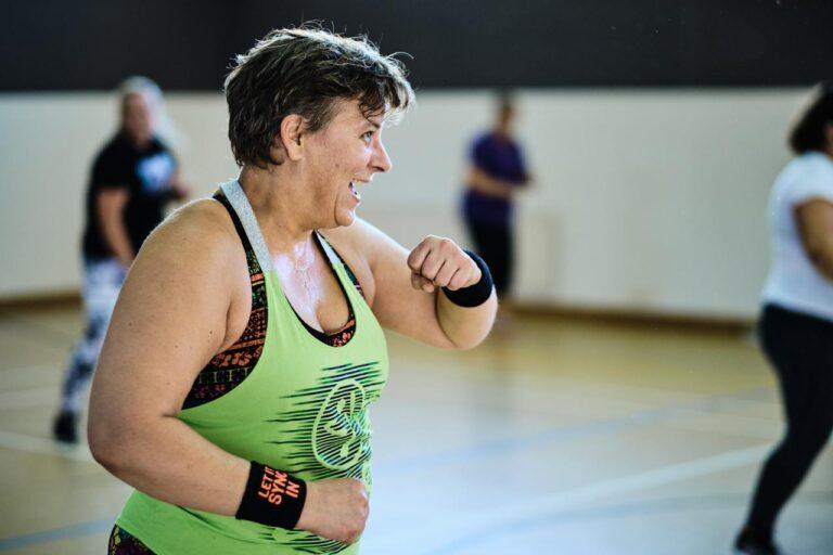 Camilla Johansson leder zumbapass i Maxmo.