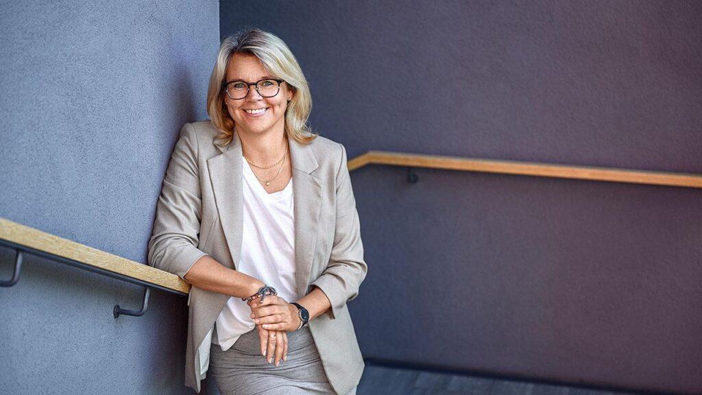 Alumnikoordinaattori Bella Alen seisoo seinää vasten.