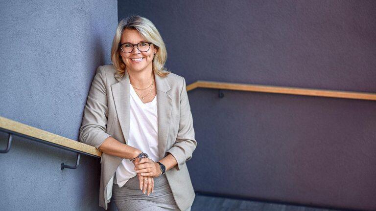 Alumnikoordinaattori Bella Alen seisoo seinää vasten.