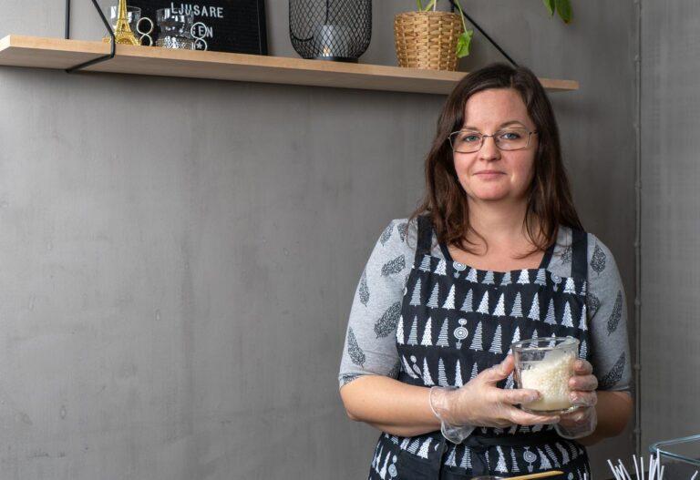 Charlotta Palander har en burk med sojavaxkulor i händerna.sojaljus i händerna.